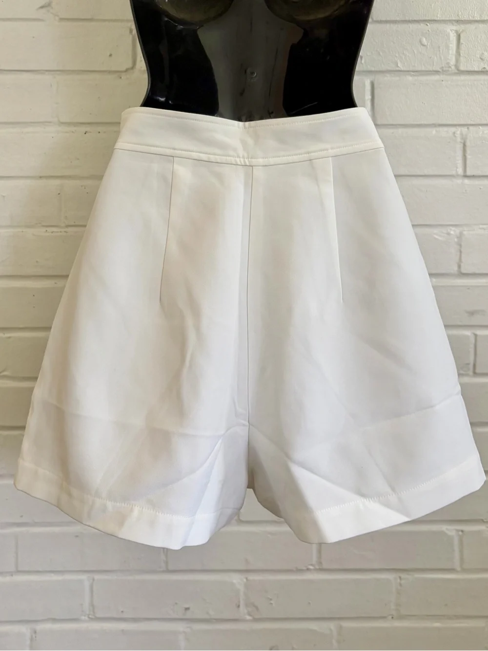 Amanda Uprichard Reeves Mid-Rise Shorts in White, SZ XS (0) 🐚 - Picture 8 of 9
